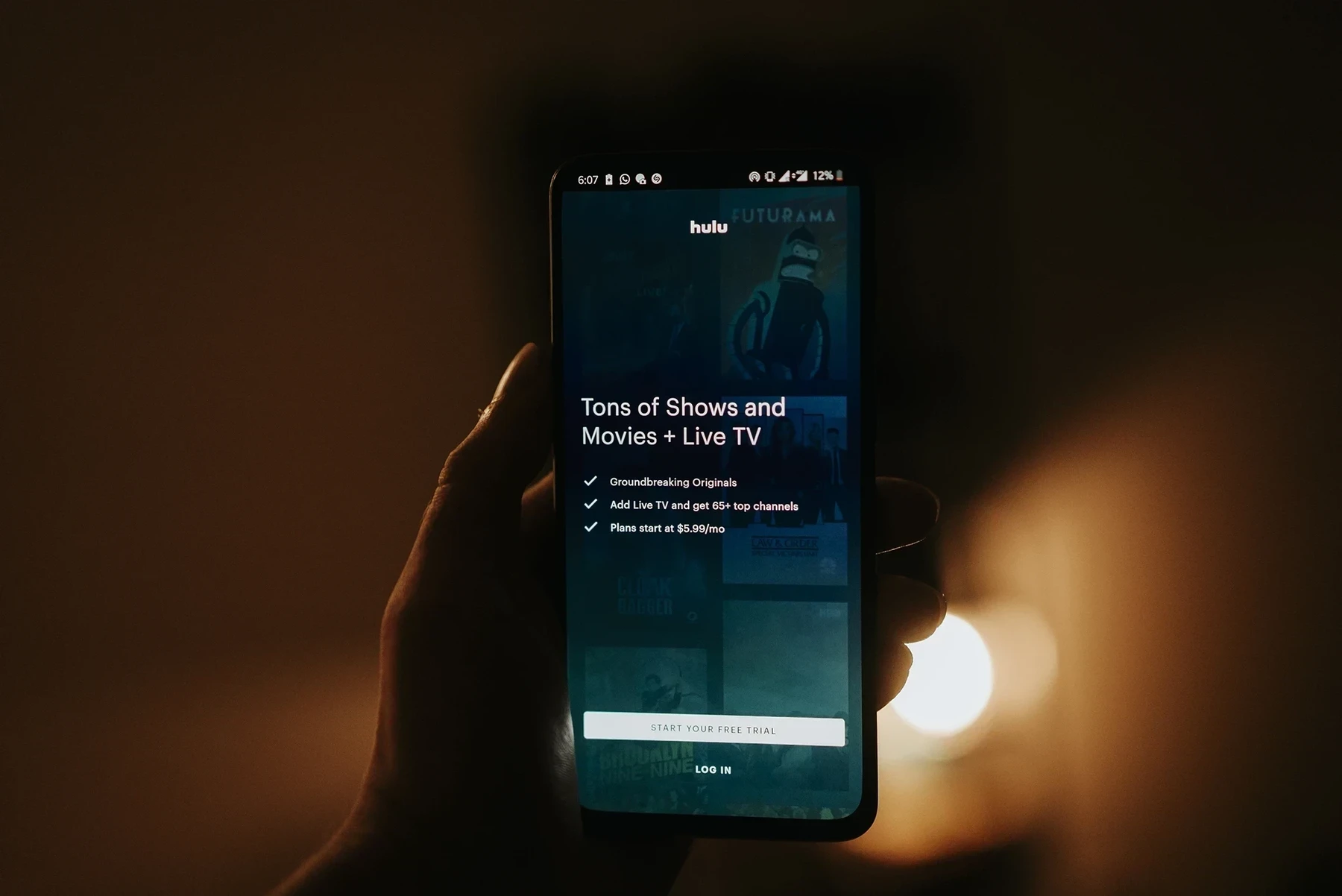 如何在法国观看 Hulu  在法国观看 Hulu 可能会面临地区限制，但有一些方法可以让你顺利观看此流媒体服务。以下是一些步骤：  1. **使用 VPN** 
 最有效的方法是使用虚拟专用网路 (VPN)。选择一个可靠的 VPN 服务，并将连线地点设置为美国。这样，Hulu 系统将认为你是在美国进行访问。  2. **创建 Hulu 帐号** 
 如果你还没有帐号，你需要在美国地址和支付方式的帮助下注册。可以考虑使用朋友的地址或虚拟地址服务。  3. **订阅计划** 
 选择合适的订阅计划并提供支付信息。某些 VPN 提供商还支援使用 PayPal 或其他网路支付方式，这对于位于法国的使用者相当方便。  4. **打开 Hulu** 
 一切准备好后，启动 VPN，然后打开 Hulu 的网站或应用程式，现在你就可以愉快地观看你喜爱的节目了。  5. **稳定连线** 
 确保你的 VPN 连线稳定以避免缓冲，这样你才能流畅的观看 Hulu 的内容。  按照以上步骤，你就可以在法国轻松享受 Hulu 的流媒体内容了！
